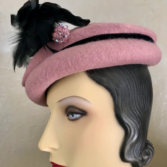 DASHING 1940s PINK \'MOHAIR\' FELT HAT WITH MATCHING JEWEL AND BLACK FEATHERS main image 7